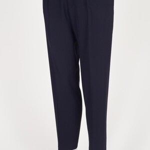 以下が含まれることがあります： 白い文字で「Welcome to our home」と書かれた素朴な木製の看板。 荒れた仕上がりとシンプルで魅力的なデザインで、玄関の装飾に最適です。