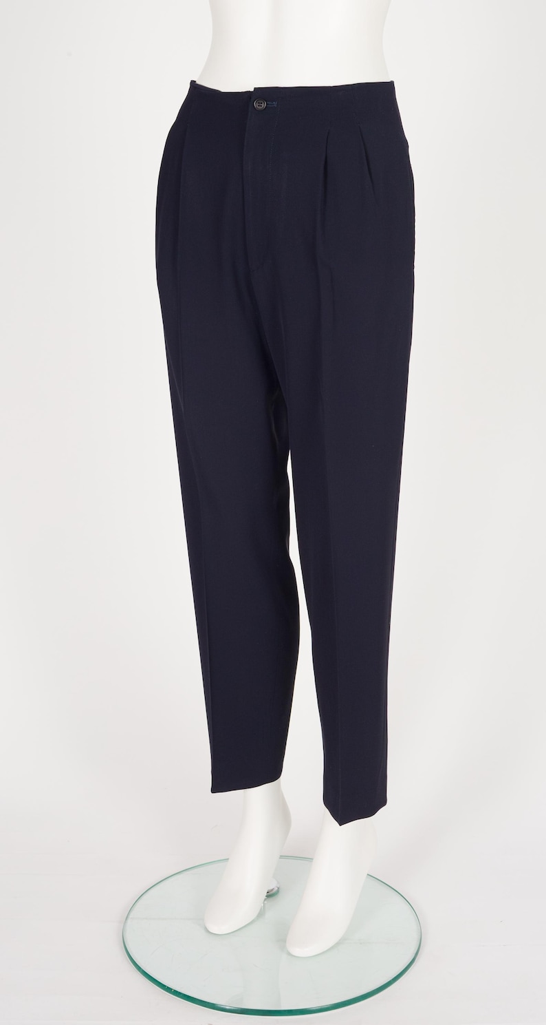 以下が含まれることがあります： 白い文字で「Welcome to our home」と書かれた素朴な木製の看板。 荒れた仕上がりとシンプルで魅力的なデザインで、玄関の装飾に最適です。