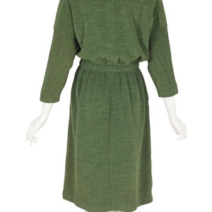 Puede incluir: Un vestido verde de manga larga con cintura fruncida. El vestido est&aacute; hecho de una tela texturizada.