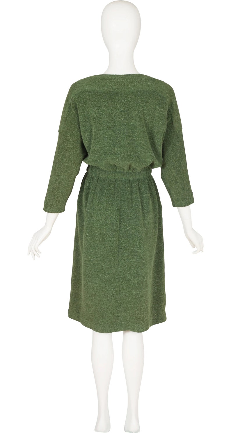 Puede incluir: Un vestido verde de manga larga con cintura fruncida. El vestido est&aacute; hecho de una tela texturizada.