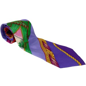 Puede incluir: Una corbata de seda morada con un patrón colorido de verde, rosa y dorado. El patrón presenta un edificio con un techo verde y adornos dorados.