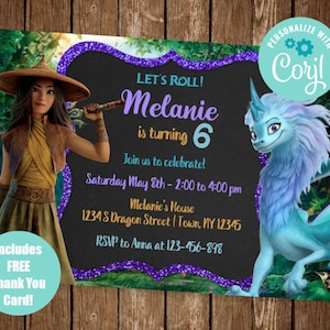 Op de afbeelding: Een verjaardagsuitnodiging voor een meisje genaamd Melanie die 6 jaar wordt. De uitnodiging bevat een cartoonafbeelding van een meisje met een zwaard en een draak. De uitnodiging is versierd met paarse glitter en heeft een krijtbordachtergrond. De tekst op de uitnodiging luidt: "Let's Roll! Melanie wordt 6 jaar. Doe mee met het feest! Zaterdag 8 mei - 14:00 tot 16:00 uur. Melanie's huis 1234S Dragon Street | Stad, NY 12345. RSVP naar Anna op 123-456-898."