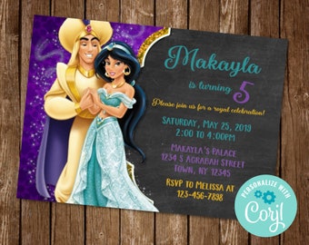 Pode incluir: Um convite roxo e dourado com fundo de quadro-negro. O convite é para a festa de aniversário de 5 anos da Makayla. Apresenta uma imagem de desenho animado de Aladdin e Jasmine do filme da Disney Aladdin. O convite inclui a data, a hora e o local da festa. O texto do convite diz: "Makayla está fazendo 5 anos. Junte-se a nós para uma celebração real! Sábado, 25 de maio de 2019, das 14h00 às 16h00. O palácio da Makayla, 1234 S Agrabah Street, Town, NY 12345. RSVP para Melissa no 123-456-7898. Personalize com Coryl."