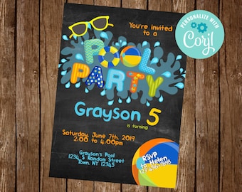Puede incluir: Invitación a una fiesta en la piscina sobre un fondo de pizarra negra. La invitación presenta las palabras "POOL PARTY" en letras de burbujas de colores, gafas de sol y salpicaduras de agua. La invitación incluye el nombre "Grayson 5" y los detalles de la fiesta.