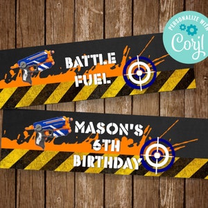 Könnte beinhalten: Zwei bedruckbare Geschenkanhänger mit schwarzem Hintergrund, orange-gelbem gestreiftem Warnband und einer blauen und orangen Spielzeugpistole. Der obere Anhänger sagt "Battle Fuel" und der untere Anhänger sagt "Mason's 6th Birthday".