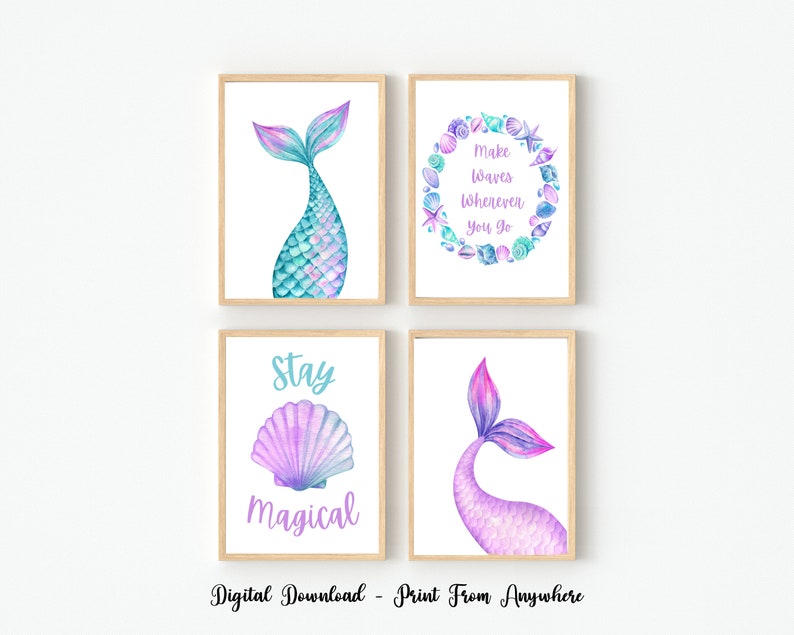 Puede incluir: Conjunto de cuatro impresiones de arte de pared imprimibles con tem&aacute;tica de sirenas. Las impresiones presentan una cola de sirena azul verdoso y morada, una concha con el texto "Stay Magical", una corona de conchas con el texto "Make Waves Whenever You Go", y una cola de sirena rosa y morada.