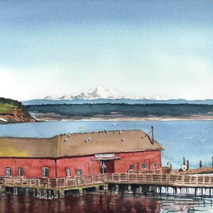 以下が含まれることがあります： 「COUPEVILLE」の文字が見える、桟橋にある赤い建物の水彩画。建物は茶色の屋根で、水に囲まれています。青い空の下、背景には山脈が見えます。
