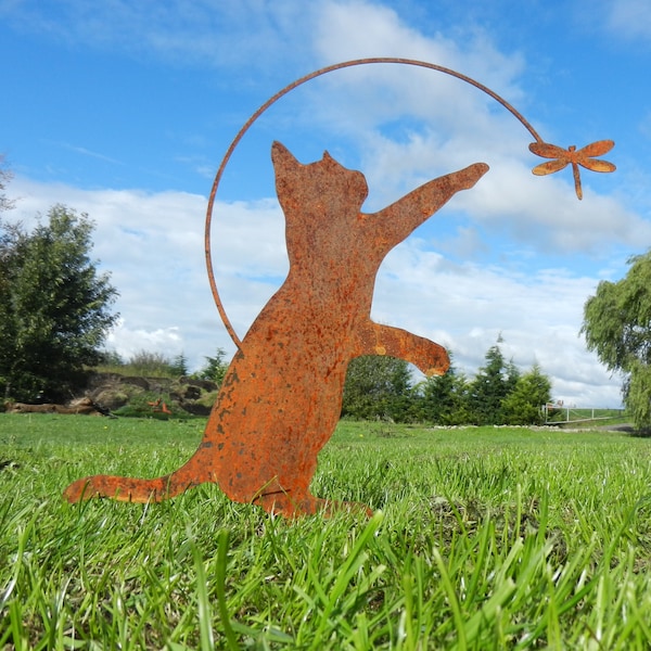 Rusty Metal Cat with Dragonfly Garden Decor / Cat Garden Gift / Rusty Metal Cat Sculpture / Playful Cat Garden Decoration with Dragonfly