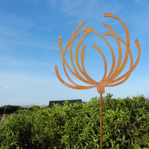 Rusty Metal Wild Flower Seed Head / Metal Seed Head Garden Art / Metal Flower Garden Stake / Metal Flower Garden Sculpture