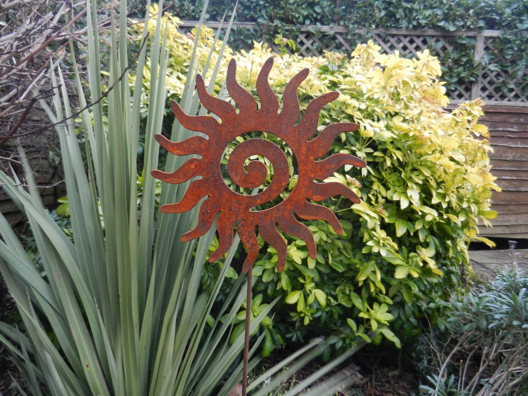 Rusty Sun Garden Decoration / Garden Gift / Sun Stake / Metal Sun Swirl