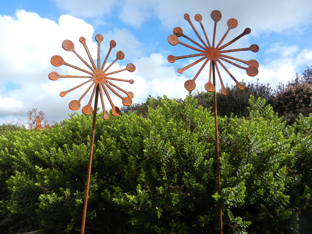 Rusty Metal Allium Sculpture / Metal Seed Head Garden Stake / Metal