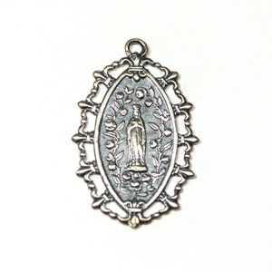 Medalha religiosa francesa Art Nouveau em prata de Nossa Senhora de Lourdes, pingente de arte nova decoração lírios e rosas, Ave Maria