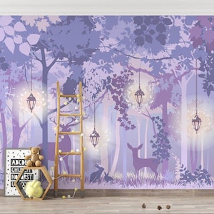 Carta da parati murale personalizzata per bambini – Foresta incantata con animali e prato magico, lavanda e viola, decorazione moderna da parete, colori pastello