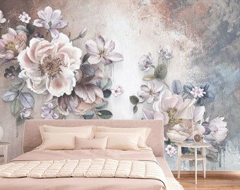 Puede incluir: Un dormitorio con una cama rosa y un papel tapiz floral con grandes flores rosas y moradas sobre un fondo gris texturizado.