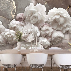 Carta da parati in marmo dorato con peonie bianche: moderna decorazione murale 3D
