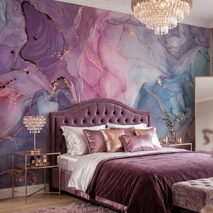 Pode incluir: Um quarto com uma cama de veludo roxo, travesseiros e colcha combinando. A cabeceira é tufada. A parede atrás da cama é um mural abstrato colorido em tons de roxo, rosa e azul. Um lustre de cristal pende do teto.