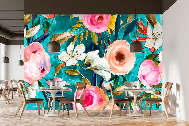 Puede incluir: Un fondo azul turquesa con un patr&oacute;n floral con flores rosas, melocot&oacute;n, blancas y amarillas. Las flores est&aacute;n pintadas en estilo acuarela y tienen un aspecto texturizado.
