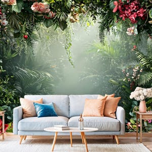 Percorso ad arco floreale tropicale nella giungla nebbiosa Carta da parati Decorazione murale moderna Fiori magici Foresta murale