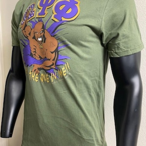 Omega Psi Phi Que in Me  MILITARY GREEN T Shirt