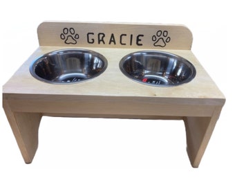 Comedero elevado para perros: Comedero de madera con cuencos de acero inoxidable y protector contra salpicaduras