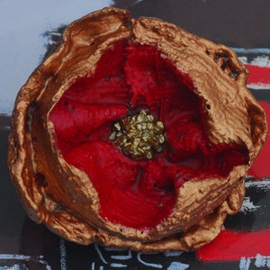 Poppy brooch, 4 x 4 cm, red lace and bronze, golden heart.