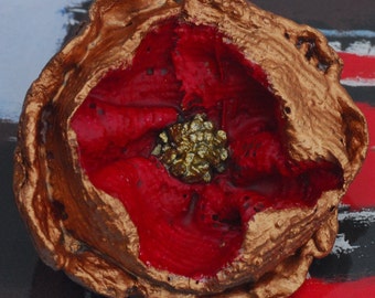 Poppy brooch, 4 x 4 cm, red lace and bronze, golden heart.