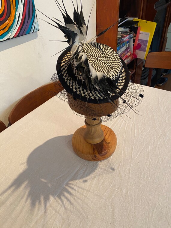Elegant Black and White Fascinator With Veil and Feathers  display picture 2
