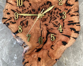 Horloge murale en loupe de bois rouge avec bords en direct naturels