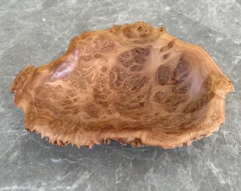 Bol en loupe de mallee rouge avec bord naturel.