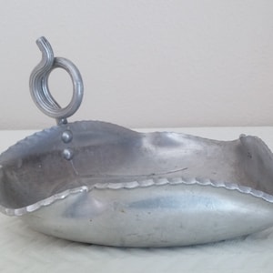 Vintage Hammered Aluminum Candy Dish, Buehner Wanner Company Hammered  Grape Vine Aluminum Dish, Aluminum Candle Tray, Vintage Aluminum Tray