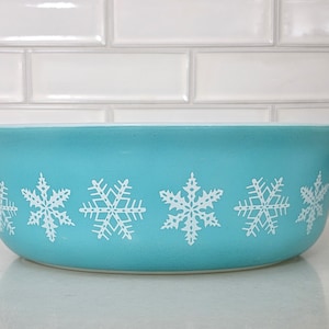 Vintage Turquoise Snowflake Pattern Pyrex 1 1/2 Quart Casserole Without Lid