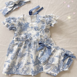 EXPEDITION AOUT/SEPTEMBRE - Ensemble 3 pc Robe, bloomer & bandeau bébé Toile de Jouy de 3 mois à 3 ans