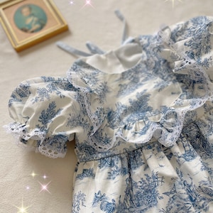 EXPEDITION AOUT/SEPTEMBRE - Robe bébé et fille à volant dentelé Toile de Jouy
