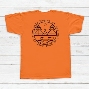 T-shirts originais: A vida começa no fim da sua zona de conforto. Para homens.