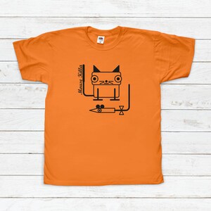 Könnte beinhalten: Orangefarbenes T-Shirt mit einer schwarzen Illustration einer Katze, die eine Spritze und eine Maus hält. Der Text "Mouse Killa" ist vertikal auf der linken Seite der Katze geschrieben.