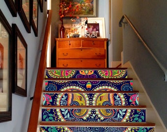 Könnte beinhalten: Ein Satz bunter, gemusterter Treppenstufen mit Paisley-Design. Die Stufen sind aus strapazierfähigem Material gefertigt und einfach zu installieren. Sie verleihen jeder Treppe einen Hauch von Stil und Persönlichkeit.
