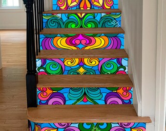 Könnte beinhalten: Ein Satz bunter, gemusterter Treppenstufen mit einem psychedelischen Design. Die Stufen zeigen eine Vielzahl von Farben, darunter Blau, Grün, Gelb, Orange, Rosa und Lila. Das Design ist kompliziert und detailliert, mit Spiralen, Blumen und anderen abstrakten Formen.