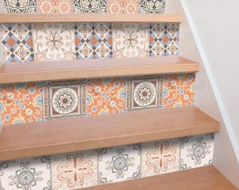Könnte beinhalten: Ein Satz von vier dekorativen Treppenstufen mit einem gemusterten Fliesendesign. Die Fliesen zeigen eine Mischung aus orange, blau und weißen Farben mit komplizierten geometrischen Mustern. Die Stufen sind aus Holz gefertigt und haben eine natürliche Oberfläche.