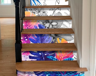 Könnte beinhalten: Ein Satz bunter Treppenstufen mit tropischen Blattmotiven. Die Stufen sind aus Holz und haben einen weißen Hintergrund mit schwarzen und grauen floralen Designs. Die Blätter sind in Pink-, Lila-, Blau- und Grüntönen bemalt.