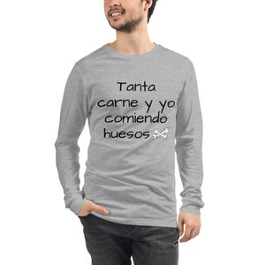 Tanta Carne Y Yo Comiendo Huesos, Spanish, Funny, Eating Bones Saying, Long Sleeve T-Shirt