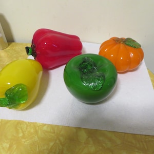 Ensemble de 4 fruits et légumes en verre soufflé à la main, pomme verte, poivron rouge, citrouille et gourde