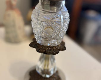Vintage kristallbordständare – Mitten av århundradet slipat glas och mässingsblommor i bas