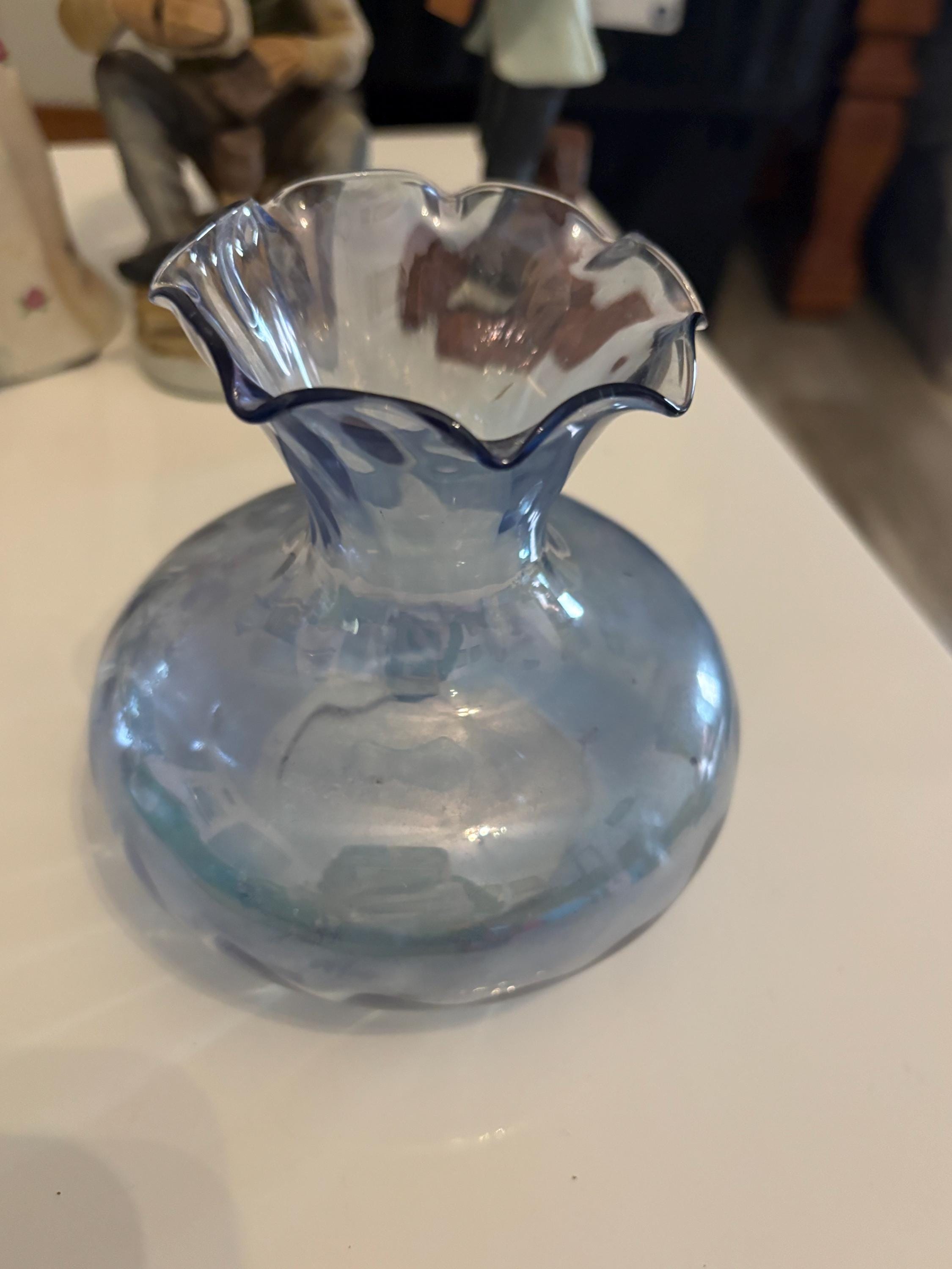 ヴィンテージの虹色フリルガラス花瓶 - ライトブルーの乳白色装飾