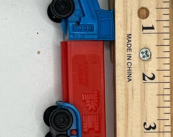 Jouet de collection vintage des années 1980 PEZ bleu rouge camion distributeur de bonbons fabriqué aux États-Unis