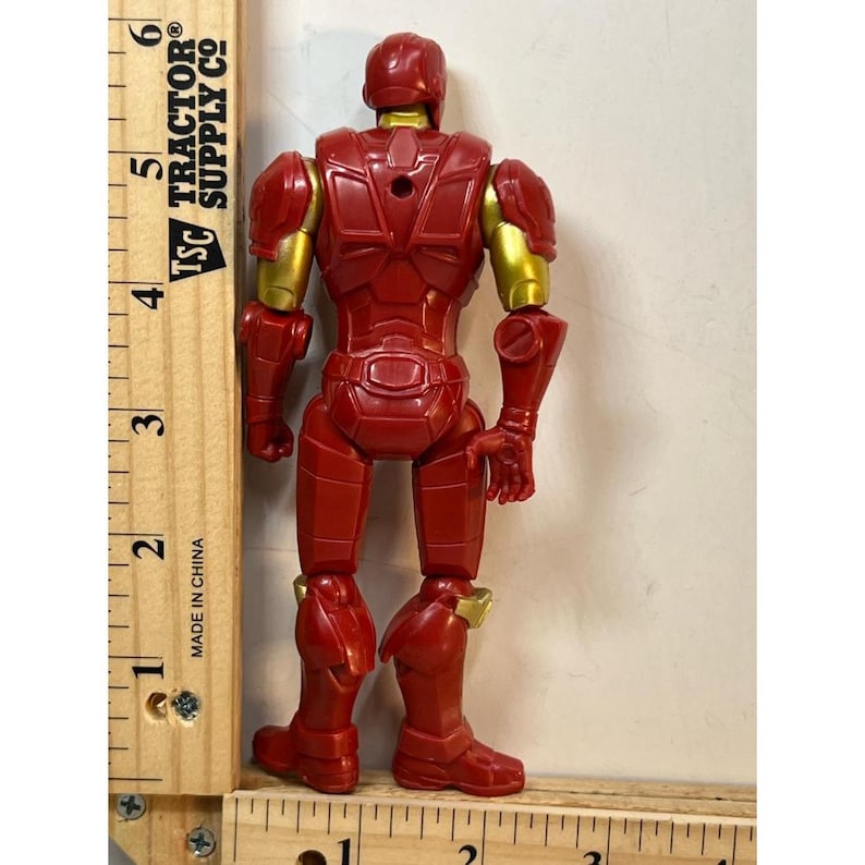 Puede incluir: Figura de acci&oacute;n de Iron Man roja y dorada. La figura es de pl&aacute;stico y tiene un dise&ntilde;o detallado, con detalles dorados en brazos y piernas. La figura est&aacute; de pie.