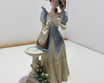 Figurine de femme victorienne primée Mme Albee Avon 1998 - Belle pièce de collection
