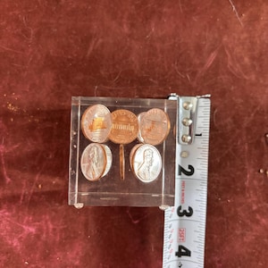 Peso de papel vintage Lucite Penny Cube 1969 Lincoln Cent Pennies aproximadamente 2