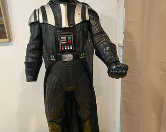 Estatueta vintage do Darth Vader dos anos 70, item icônico de colecionador de Star Wars.