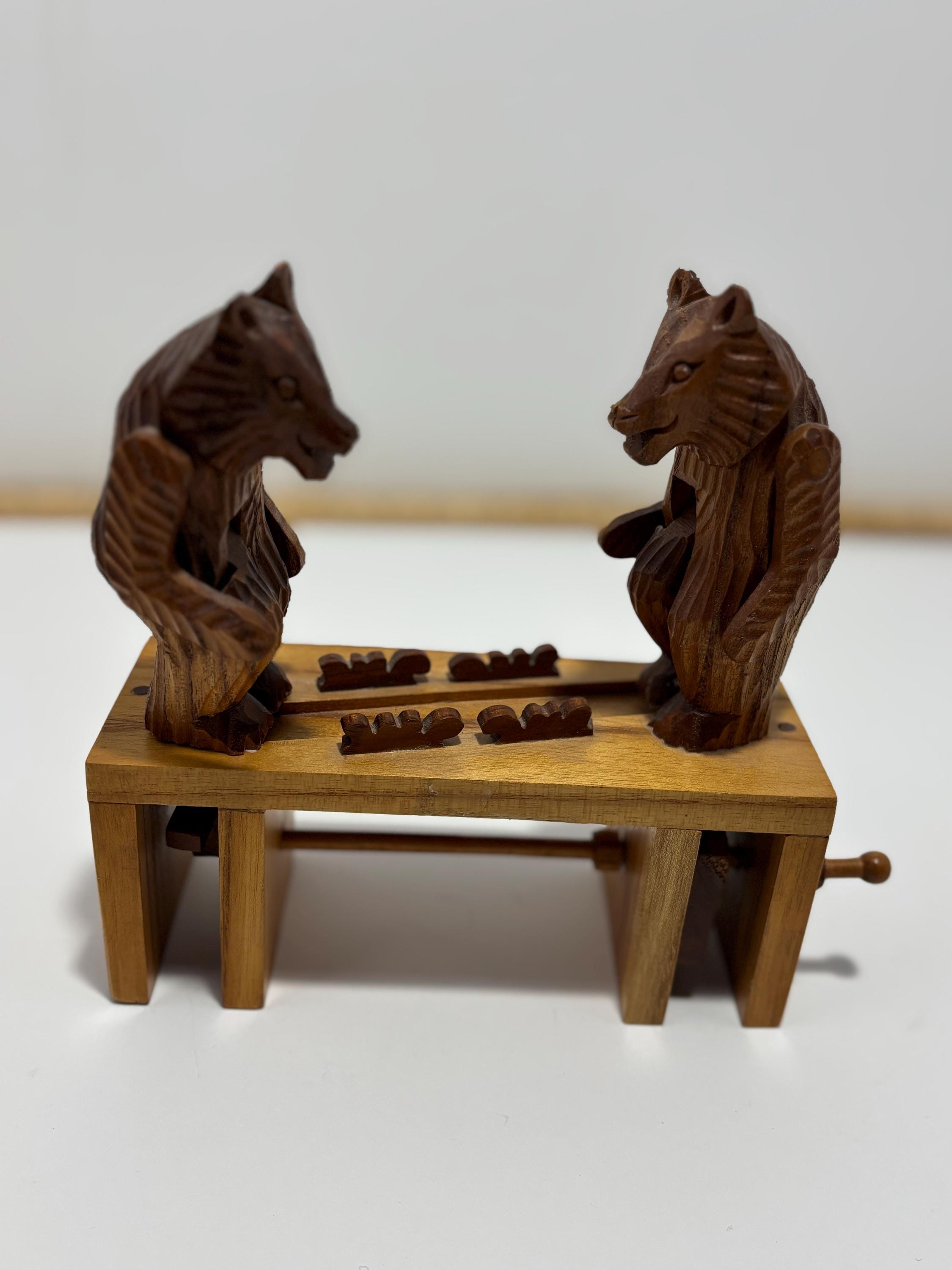 VTG 手彫りの木製クマのスケート学習 - 手回しフォークアートおもちゃ