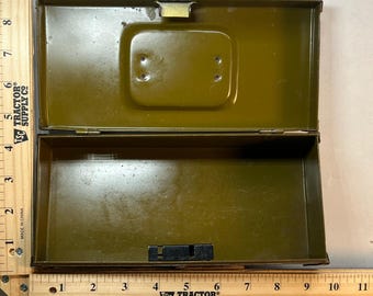 Förvaringslåda i metall i vintage-stil med handtag och spärr – olivgrön, liten verktygslåda eller organisatör